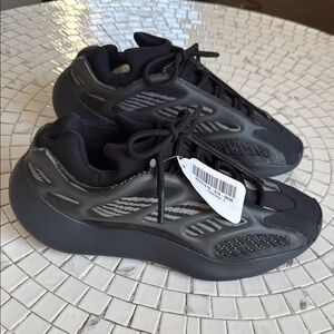 Yeezy Black Sneakers with Modern Design and Seamless Construction